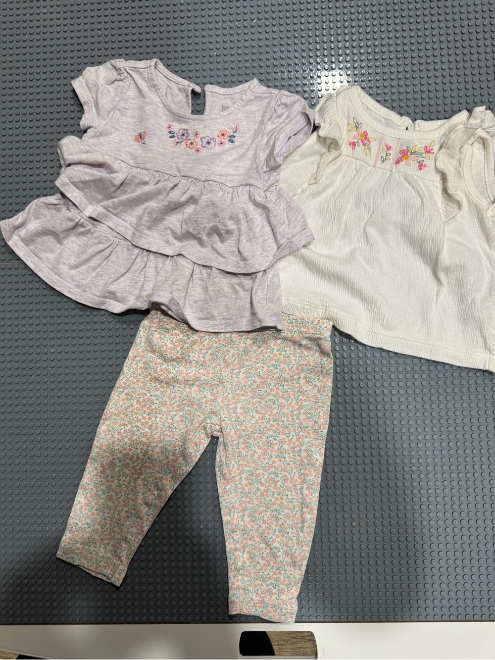 Carter’s sleeveless tops with pant set size 6month